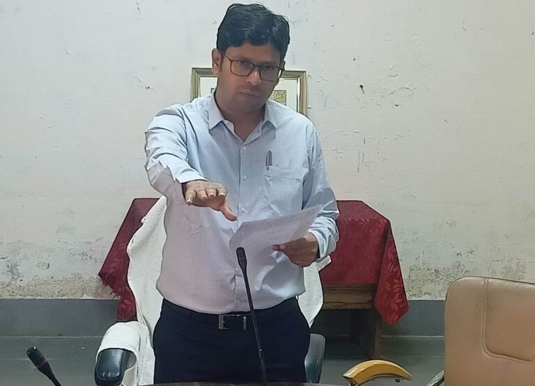 जिलाधिकारी ने संविधान की प्रस्तावना पढ़ी