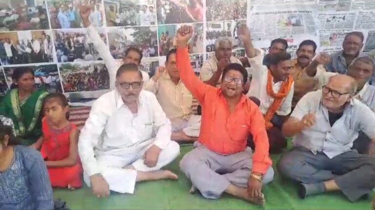 ट्रेन स्टॉपेज के लिए तुलजापुर रेलवे स्टेशन पर अनशन शुरू