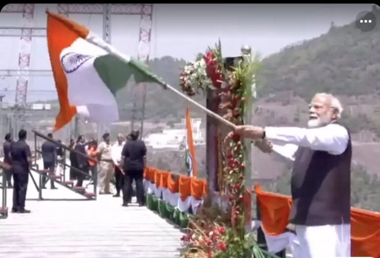 प्रधानमंत्री नरेंद्र मोदी ने जम्मू कश्मीर में दुनिया के सबसे उंचे रेलवे ब्रिज का किया उद्घाटन