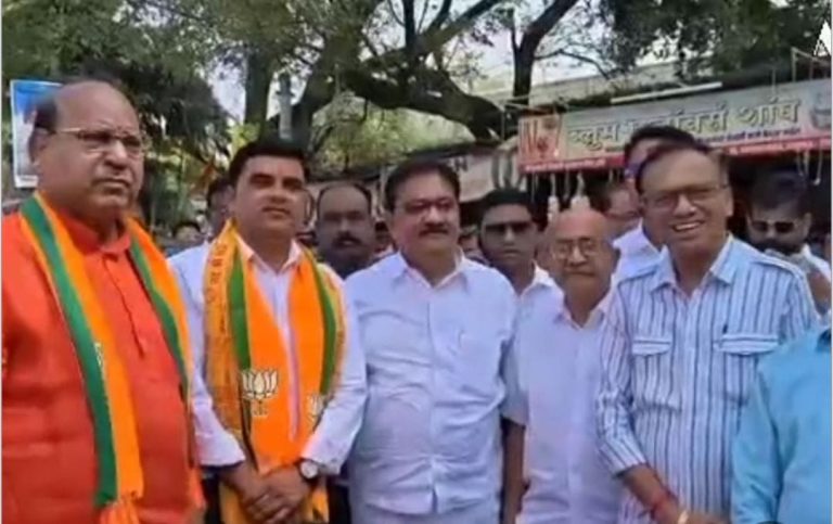 वर्धा में निलेश कीटे ने भरा नगराध्यक्ष पद का नामांकन, बीजेपी ने दी अंतिम क्षण में टिकट