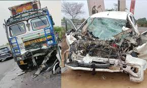 सेवाग्राम फ्लाईओवर पर हादसा—ट्रक और कार की टक्कर, चार दिनों में तीसरी दुर्घटना