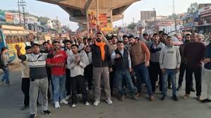 जम्मू में विरोध प्रदर्शन: श्री माता वैष्णो देवी मेडिकल कॉलेज में दाखिले रद्द होने के खिलाफ प्रदर्शन