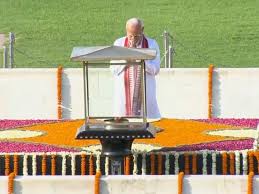 राजघाट पर पीएम मोदी ने दी महात्मा गांधी को श्रद्धांजलि, पुण्यतिथि पर नमन