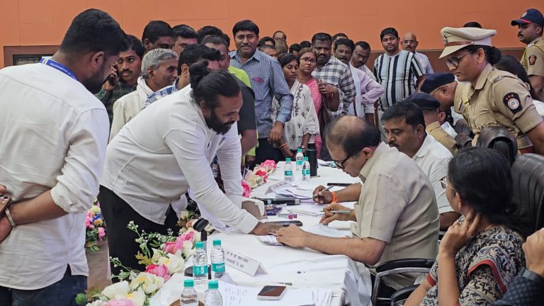 राज्यमंत्री याच्या जनता दरबार मध्ये उप प्रादेशिक परिवहन कार्यलयातील नियमांची पायमल्ली भस्ट्राचाराच्या बाबत तक्रार – आशिष सोनटक्के जिल्हाध्यक्ष भिम आर्मी